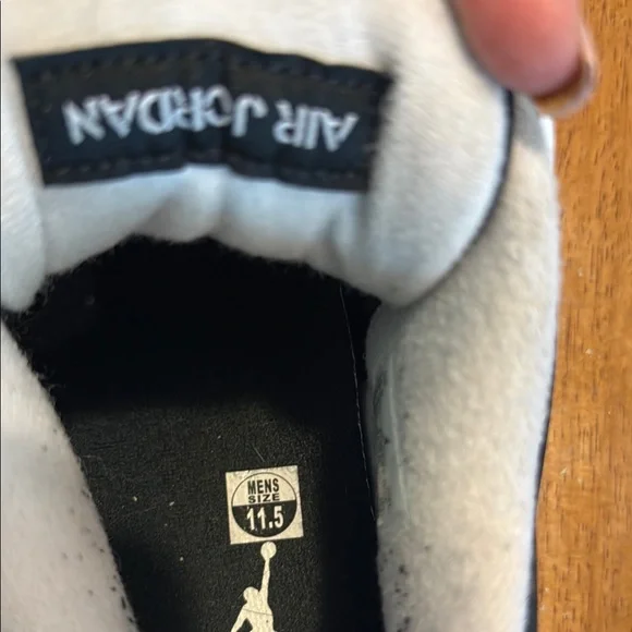 Nike Air Jordan 4 Retro Fear. Excellent condition. No flaws. Gently used.